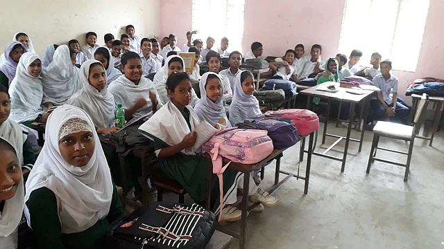 সরকারি স্কুলের শিক্ষার্থীরা।