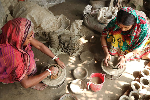 কাজে ব্যস্ত নানা বয়সী নারী