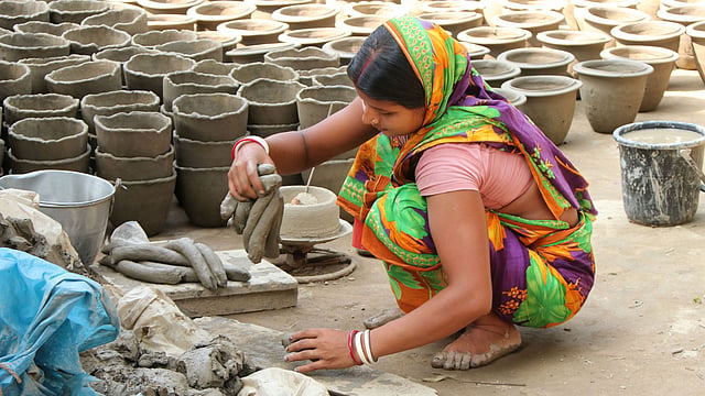 মাটির কাজ করছেন এক নারী