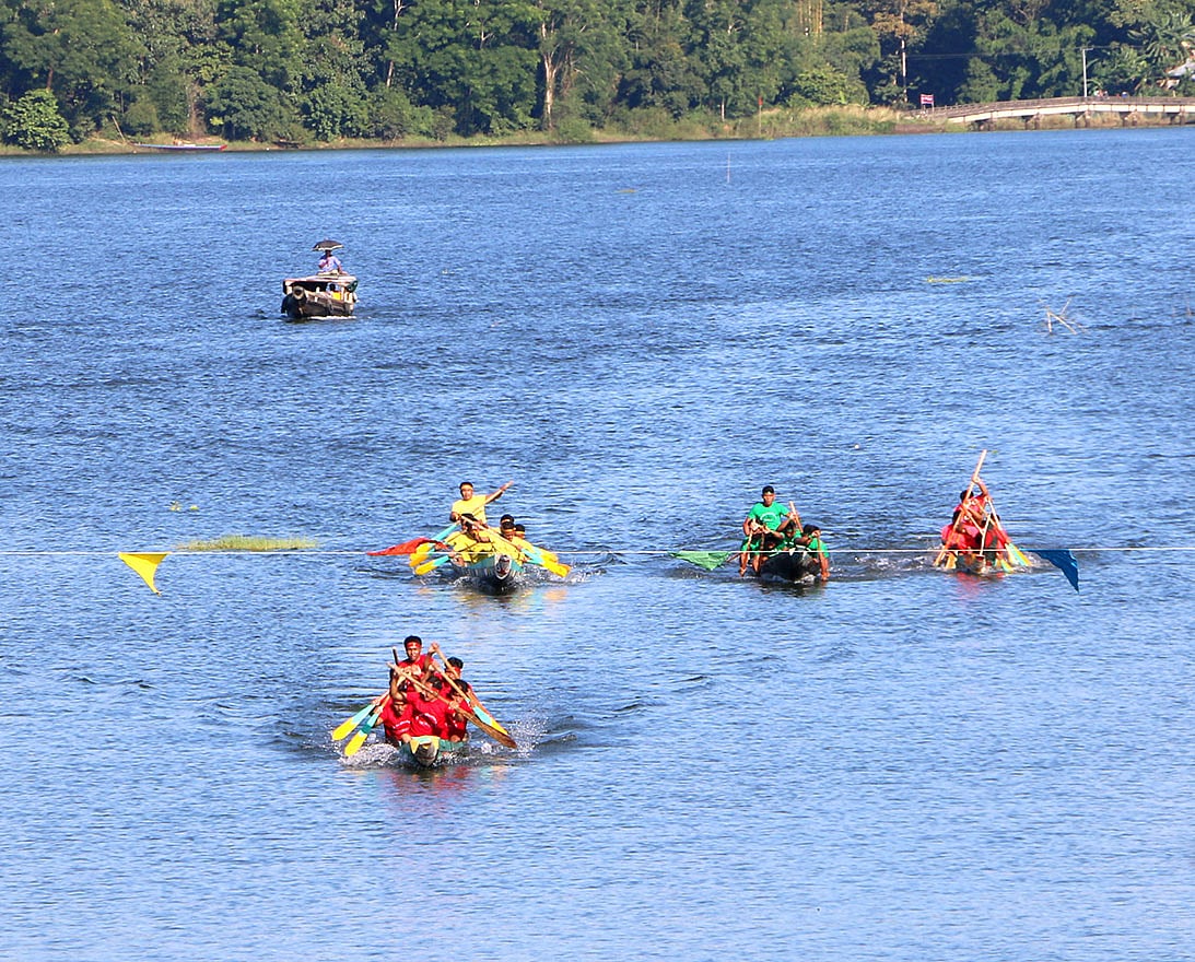 সেনাবাহিনীর জুরাছড়ি জোনের আদর্শ একুশ ইউনিটের ৪৪তম প্রতিষ্ঠাবার্ষিকী উপলক্ষে নৌকাবাইচ প্রতিযোগিতার আয়োজন করা হয়। ছবি: সংগৃহীত