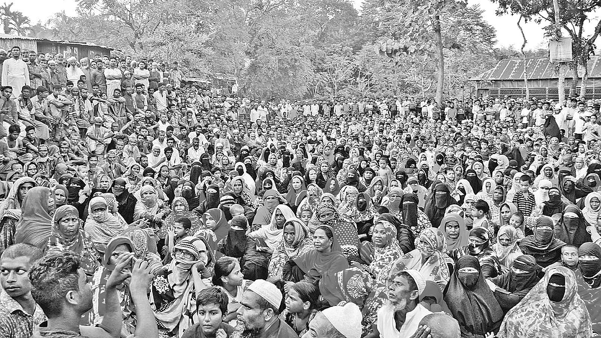 নতুন বিভাগীয় শহর গড়ার জন্য জমি অধিগ্রহণ–জটিলতা দূরীকরণের লক্ষ্যে সাধারণ মানুষের সঙ্গে ময়মনসিংহ সদর উপজেলা নির্বাহী কর্মকর্তার সমাবেশ। গতকাল বিকেলে সদরের জয় বাংলা বাজারে। ছবি: প্রথম আলো