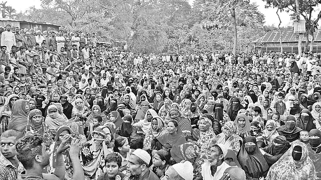 নতুন বিভাগীয় শহর গড়ার জন্য জমি অধিগ্রহণ–জটিলতা দূরীকরণের লক্ষ্যে সাধারণ মানুষের সঙ্গে ময়মনসিংহ সদর উপজেলা নির্বাহী কর্মকর্তার সমাবেশ। গতকাল বিকেলে সদরের জয় বাংলা বাজারে।  ছবি: প্রথম আলো