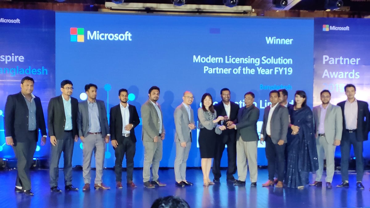 মাইক্রোসফটের কর্মকর্তাদের কাছ থেকে পুরস্কার গ্রহণ করেছেন ইজেনারেশন কর্মকর্তারা। ছবি: ইজেনারেশনের সৌজন্যে
