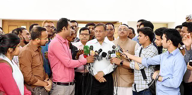 কাকরাইলে জেলা তথ্য অফিসারদের নিয়ে এক কর্মশালায় প্রধান অতিথি হিসেবে উপস্থিত ছিলেন তথ্যমন্ত্রী। অনুষ্ঠান শেষে সাংবাদিকদের সঙ্গে মতবিনিময় করেন। ঢাকা, ২০ অক্টোবর। ছবি: সংগৃহীত