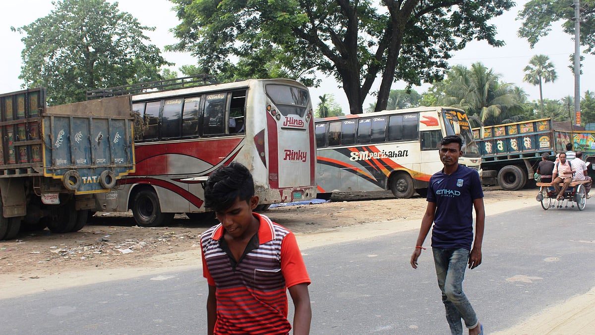 চুয়াডাঙ্গার দৌলতদিয়ার বাসস্ট্যান্ডে আটকে রাখা হয়েছে দুটি বাস। ছবি: প্রথম আলো