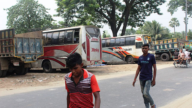 চুয়াডাঙ্গার দৌলতদিয়ার বাসস্ট্যান্ডে আটকে রাখা হয়েছে দুটি বাস। ছবি: প্রথম আলো