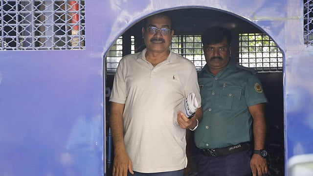 চাঁপাইনবাবগঞ্জ সদর থেকে নির্বাচিত এমপি এবং বিএনপির যুগ্ম মহাসচিব হারুন অর রশীদকে মহানগর দায়রা জজ আদালত থেকে কারাগারে পাঠানো হচ্ছে। ছবি: দীপু মালাকার