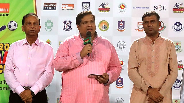 ফারাজ আন্তবিশ্ববিদ্যালয় ফুটবল প্রতিযোগিতা নিয়ে কথা বলছেন যুব ও ক্রীড়া প্রতিমন্ত্রী জাহিদ আহসান। ছবি: প্রথম আলো