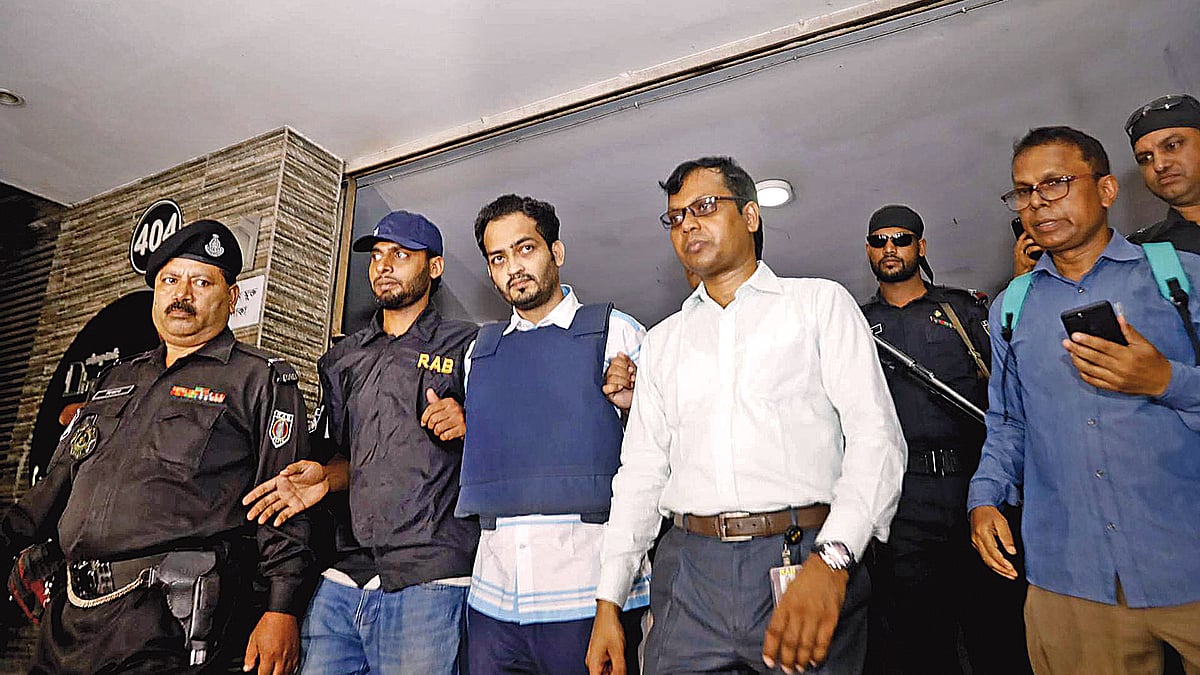 সন্ত্রাসী কর্মকাণ্ড ও চাঁদাবাজির অভিযোগে শনিবার রাতে বসুন্ধরা আবাসিক এলাকার একটি বাসা থেকে রাজীবকে গ্রেপ্তার করে র্যাব।
