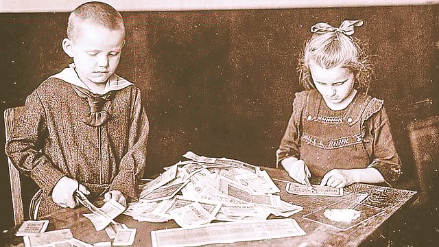 প্রথম বিশ্বযুদ্ধের পর অতি মূল্যস্ফীতি দেখা দিলে জার্মানির শিশুরা এভাবেই ডয়েসে মার্ক দিয়ে খেলত