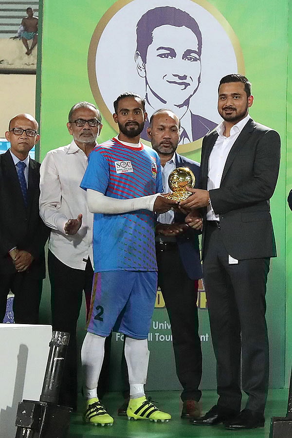 রাসেল মুন্সীর হাতে টুর্নামেন্টের সেরা খেলোয়াড় হওয়ার পুরস্কার তুলে দিচ্ছেন পৃষ্ঠপোষক ইউনাইটেড এন্টারপ্রাইজ অ্যান্ড কোম্পানির পরিচালক খন্দকার জায়েদ আহসান। ছবি: প্রথম আলো