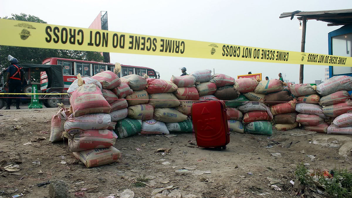 বোমা সন্দেহে রাতভর ব্যাগটি ঘিরে রাখা হয়। ছবি: আনোয়ার হোসেন