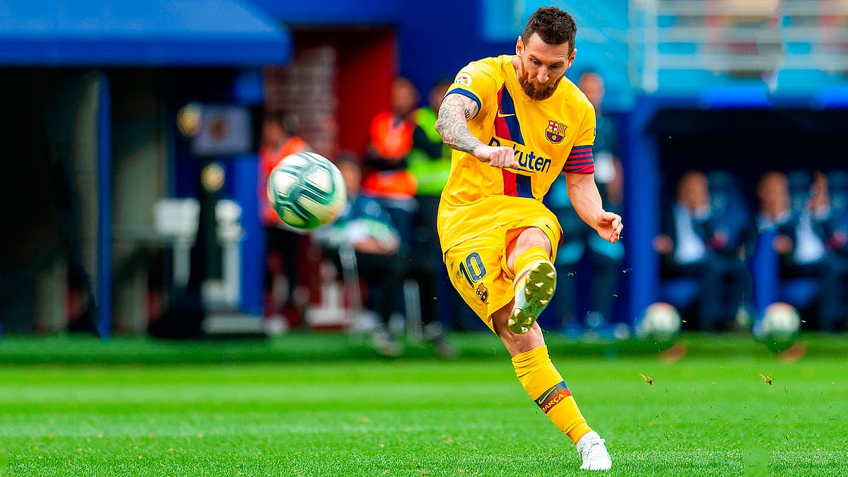 গোল করছেন, করাচ্ছেন মেসি। ছবি : এএফপি