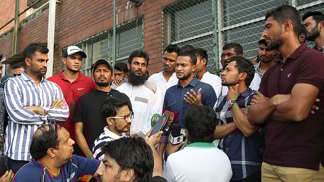 শেরেবাংলা স্টেডিয়ামে সংবাদ সম্মেলনে ক্রিকেটারদের মুখপাত্র হয়ে ১১ দফা দাবির কথা জানান সাকিব আল হাসান। ছবি: প্রথম আলো
