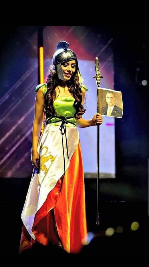 সুন্দরী প্রতিযোগিতায় ইরানের বিরোধী রাজনীতিক রেজা পাহলভির ছবি নিয়ে হাজির হয়েছিলেন। ছবি: বাহারির ফেসবুক থেকে নেওয়া