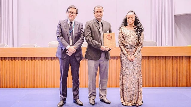 গভইনসাইডারের কাছ থেকে সেরা সিটিজেন এনগেজমেন্ট প্রকল্পের পুরস্কার পেল ৩৩৩। ছবি: রবির সৌজন্যে