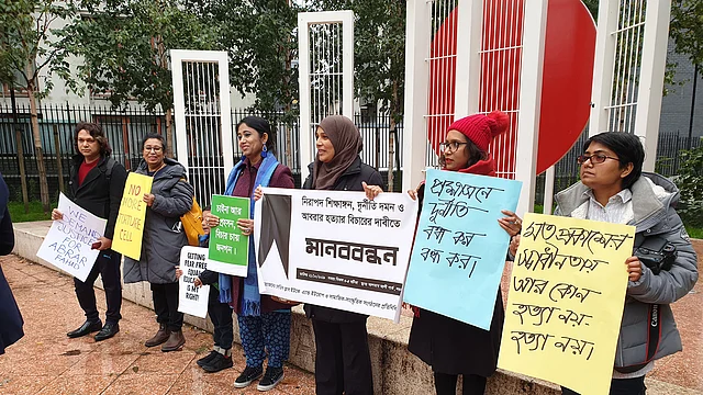 লন্ডনে নিরাপদ শিক্ষাঙ্গনের দাবিতে মানববন্ধন। ছবি: লিপি হালদারের মাধ্যমে প্রাপ্ত