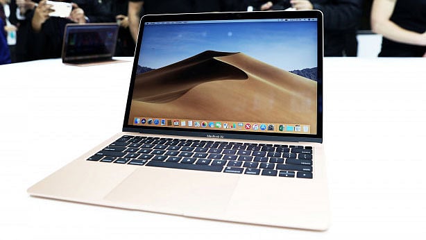 অ্যাপলের নতুন ম্যাকবুক প্রো। ছবি: রয়টার্স