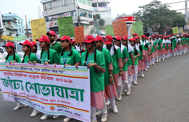 নিরাপদ সড়কের দাবিতে র‌্যালি