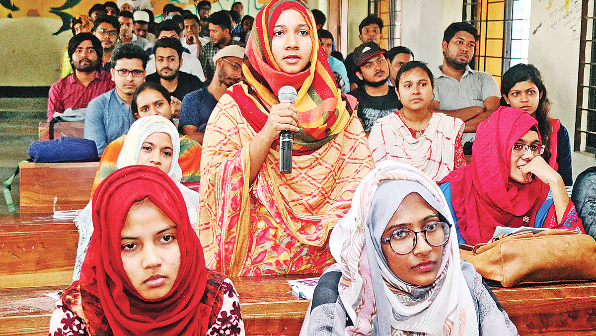‘জিপিএইচ ইস্পাত-প্রথম আলো ইন-জিনিয়াস’ প্রতিযোগিতার পরিচয় পর্বে শিক্ষার্থীদের নানা প্রশ্নের জবাব দেন অতিথিরা। গতকাল পাবনা বিজ্ঞান ও প্রযুক্তি বিশ্ববিদ্যালয় মিলনায়তনে। প্রথম আলো