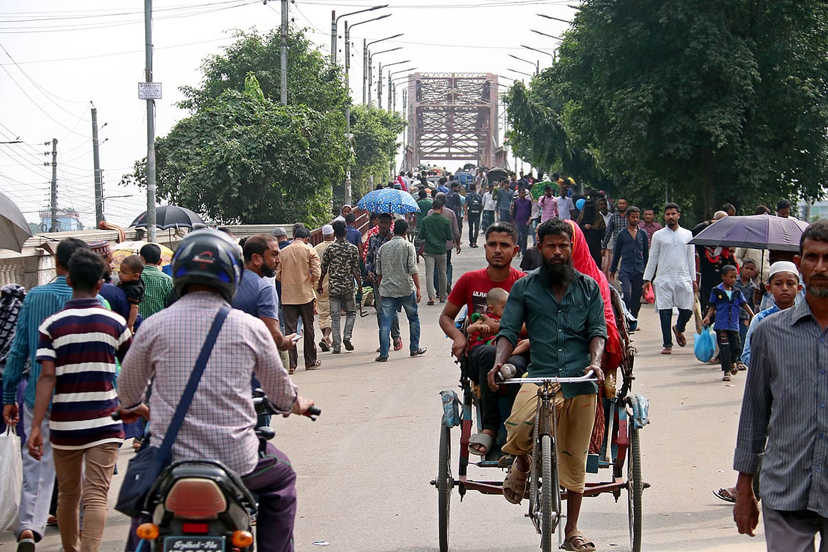 সিলেটের ঐতিহ্যবাহী কিনব্রিজ গতকাল মঙ্গলবার রাতে রিকশা ও সাইকেল চলাচলের জন্য খুলে দেওয়া হয়েছে। ছবিটি আজ বুধবার দুপুরে তোলা। ছবি: আনিস মাহমুদ