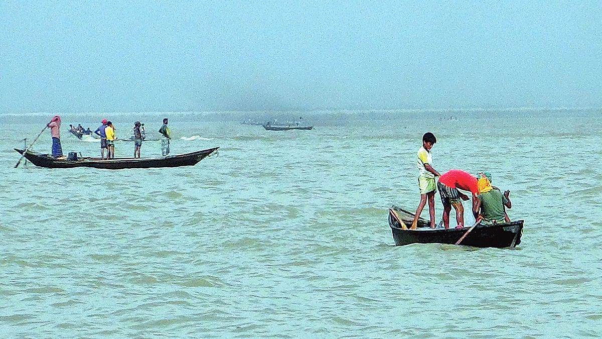 নিষেধাজ্ঞার মধ্যেই পদ্মায় চলছে ইলিশ শিকার। জেল-জরিমানা থেকে বাঁচতে জেলেরা ব্যবহার করছেন শিশুদের। সোমবার বিকেলে শরীয়তপুরের জাজিরার কাজিয়ারচরে।  সত্যজিৎ ঘোষ