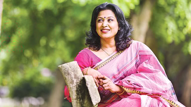 বাধা পেরিয়ে জীবন যাবে এগিয়ে। প্রতীকী ছবিটির মডেল হয়েছেন হিরা। ছবি: কবির হোসেন