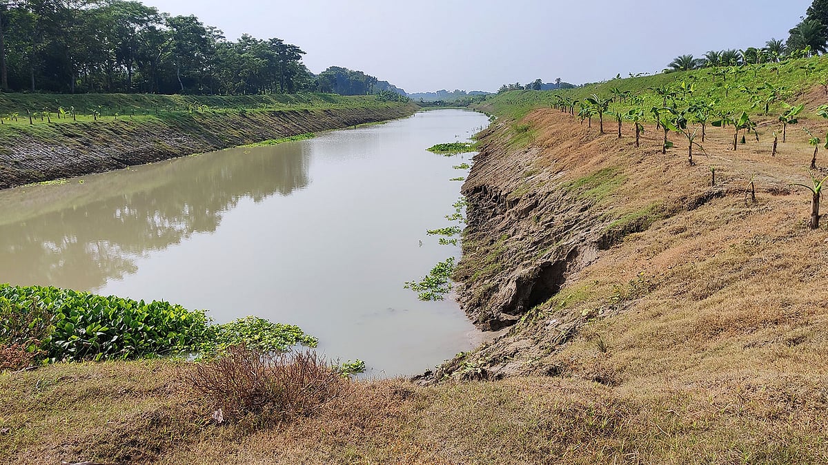 ভৈরব নদের প্রায় আধা কিলোমিটার এলাকা দখল করে মাছ চাষ করা হচ্ছে। ছবি: মাসুদ আলম