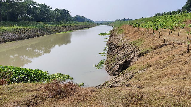 ভৈরব নদের প্রায় আধা কিলোমিটার এলাকা দখল করে মাছ চাষ করা হচ্ছে। ছবি: মাসুদ আলম