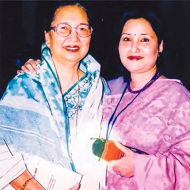 মা সামসুন্নাহার রহমানের সঙ্গে মেয়ে পারভীন মাহমুদ। ছবি: সংগৃহীত