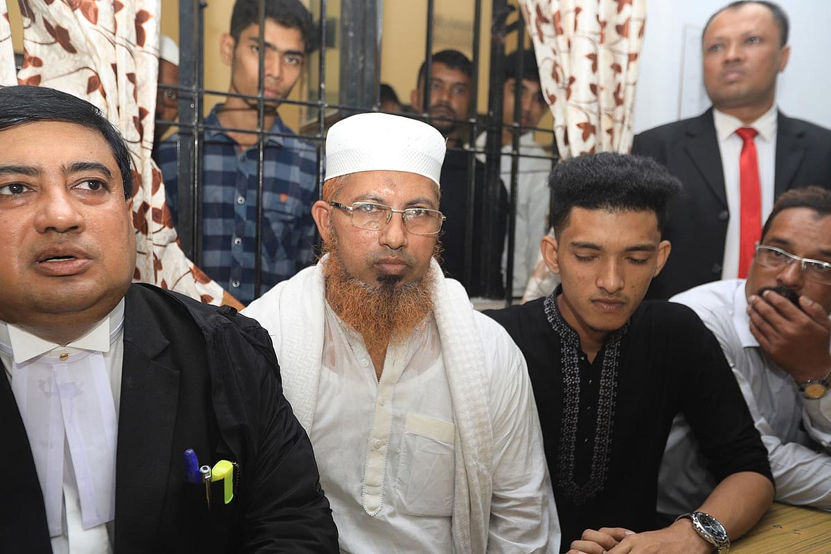 রায় ঘোষণার পর আজ বৃহস্পতিবার প্রতিক্রিয়া জানান ফেনীর মাদ্রাসাছাত্রী নুসরাতের বাবা এ কে এম মুসা মিয়া (মাঝে), ভাই মাহমুদুল হাসান নোমান (ডানে) ও আইনজীবী শাহজাহান সাজু (বায়ে)। ছবি: প্রথম আলো