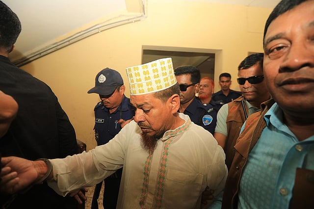 ফেনীর আদালত প্রাঙ্গণে সোনাগাজীর মাদ্রাসাছাত্রী নুসরাত জাহান ওরফে রাফি হত্যা মামলার প্রধান আসামি অধ্যক্ষ সিরাজ উদদৌলা। ছবি: প্রথম আলো