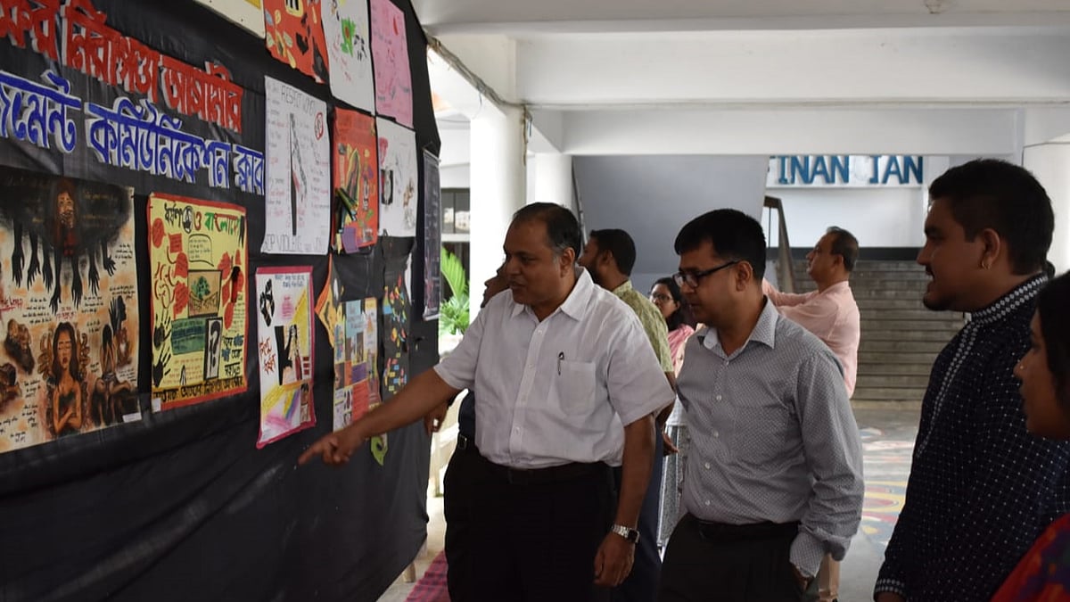 নারী ও শিশু ধর্ষণবিরোধী পোস্টার প্রদর্শনীর আয়োজন করা হয়েছে চট্টগ্রাম বিশ্ববিদ্যালয়ে। ‘আজকের আওয়াজ, নিরাপত্তা আগামীর’ শীর্ষক দিনব্যাপী প্রদর্শনীর আয়োজন করে বিশ্ববিদ্যালয়ের ম্যানেজমেন্ট কমিউনিকেশন ক্লাব (এমসিসি)। ম্যানেজমেন্ট বিভাগ প্রাঙ্গণ, চবি, ২২ অক্টোবর। ছবি: জোবায়ের চৌধুরী