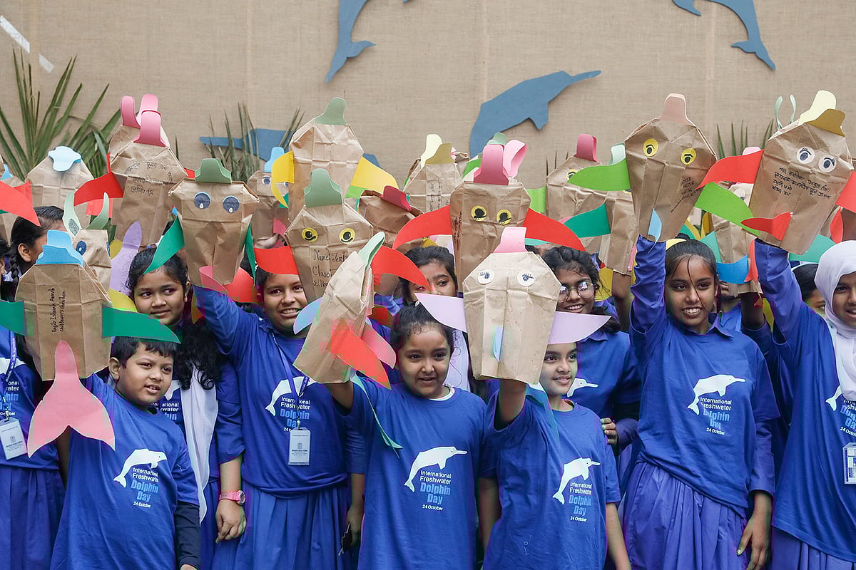 ডলফিন মেলায় শিশুরা। আগারগাঁও, ঢাকা। ছবি: আশরাফুল আলম