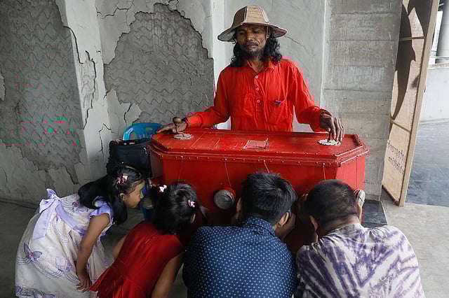 বায়োস্কোপ দেখায় ব্যস্ত শিশুরা। আগারগাঁও, ঢাকা। ছবি: আশরাফুল আলম
