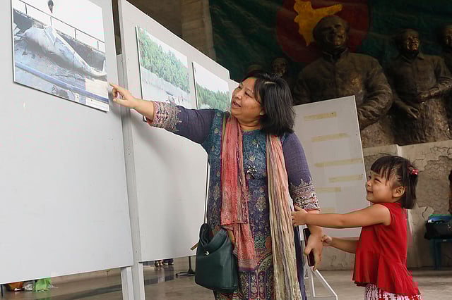 শিশুকে ডলফিন দেখাচ্ছেন এক নারী। আগারগাঁও, ঢাকা। ছবি: আশরাফুল আলম