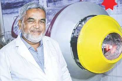 উদ্ভাবক আমির হোসেন। ছবি : সোয়েল রানা