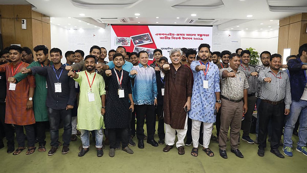 বিতর্ক উৎসবের উদ্বোধনের পর হয় আলোচনা পর্ব। সে পর্বের শুরুতে অনুষ্ঠানে উপস্থিত পুরুষেরা অনুষ্ঠানের মূল মঞ্চে এসে গৃহস্থালির কাজ ভাগাভাগি করে নেওয়ার অঙ্গীকার করেন। ঢাকা, ২৬ অক্টোবর। ছবি: শুভ্র কান্তি দাশ