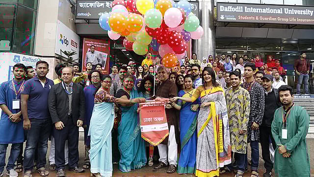 বেলুন উড়িয়ে ‘একশনএইড-প্রথম আলো বন্ধুসভা জাতীয় বিতর্ক উৎসব ২০১৯’-এর উদ্বোধন করা হয়। ঢাকা, ২৬ অক্টোবর। ছবি: শুভ্র কান্তি দাশ