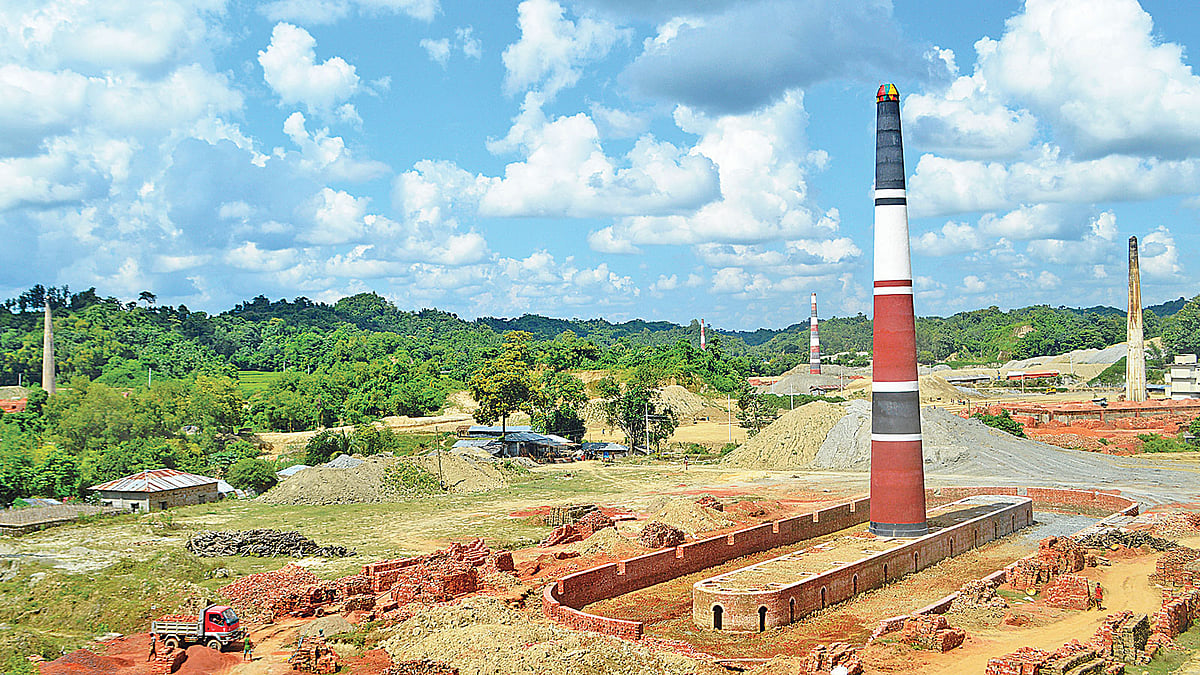 পাহাড়ি এলাকায় সারি সারি ইটভাটার চিমনি। ইটভাটার জন্য নির্বিচার কাটা হচ্ছে পাহাড়, উজাড় হচ্ছে বন। গত শনিবার বান্দরবানের লামার ফাইতংয়ের শিবাতলি এলাকায়। প্রথম আলো