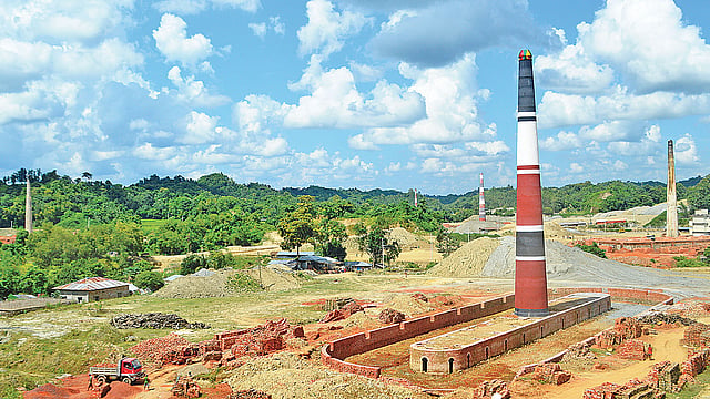 পাহাড়ি এলাকায় সারি সারি ইটভাটার চিমনি। ইটভাটার জন্য নির্বিচার কাটা হচ্ছে পাহাড়, উজাড় হচ্ছে বন। গত শনিবার বান্দরবানের লামার ফাইতংয়ের শিবাতলি এলাকায়।  প্রথম আলো