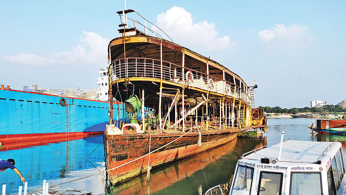 অস্ট্রিচে মেরামতের কাজ চলছে। সম্প্রতি নারায়ণগঞ্জের রূপগঞ্জ এলাকার পূর্বগ্রাম বাজারের কর্নেলের ডকে।  ছবি: প্রথম আলো