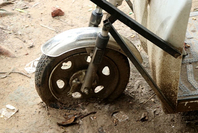 নষ্ট হচ্ছে চাকা