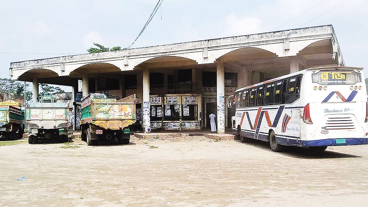 কোটি টাকায় নির্মিত জামালপুর পৌর বাস-টার্মিনালটি গত ১০ বছর ধরে পরিত্যক্ত অবস্থায় পড়ে রয়েছে।  ছবি: প্রথম আলো