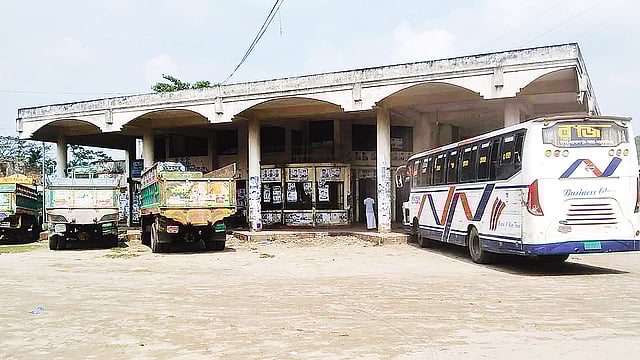 কোটি টাকায় নির্মিত জামালপুর পৌর বাস-টার্মিনালটি গত ১০ বছর ধরে পরিত্যক্ত অবস্থায় পড়ে রয়েছে।  ছবি: প্রথম আলো