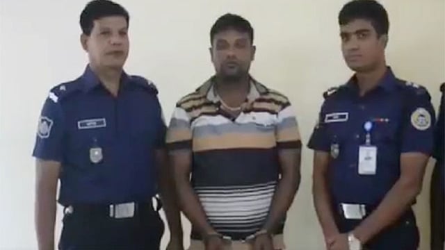 গতকাল রোববার হাসানকে গ্রেপ্তার করে পুলিশ। ছবি: ভিডিও থেকে