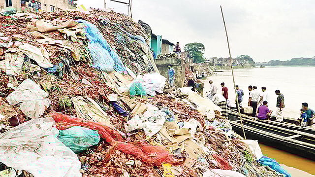 স্থানীয় বাসিন্দা ও ব্যবসায়ীদের ফেলা ময়লা-আবর্জনার স্তূপ জমেছে সুরমা নদীর পাড়ে। গতকাল সিলেটের কালীঘাট এলাকায়।  ছবি: প্রথম আলো
