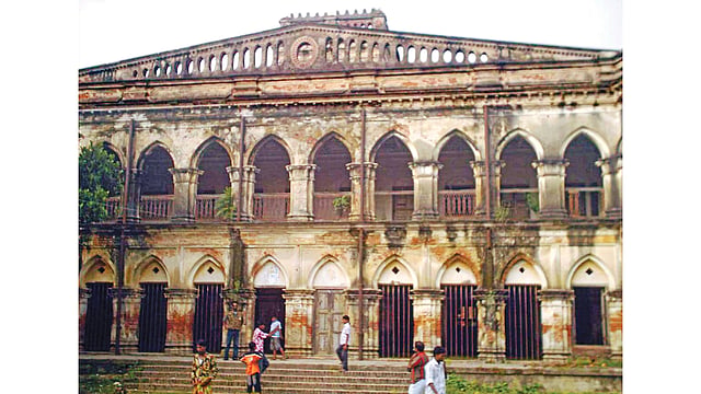বাগমারার হাজারদুয়ারি জমিদারবাড়িটি এই এলাকার আকর্ষণ।  ছবি: প্রথম আলো