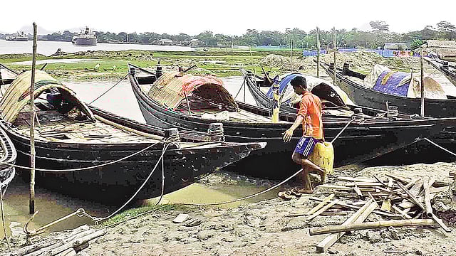 সাগরে শুঁটকি আহরণ মৌসুমের জন্য প্রস্তুতি নিচ্ছেন জেলেরা। বাগেরহাটের রামপাল উপজেলার পেড়িখালী ইউনিয়নের পুটিমারী খালে।  ছবি: প্রথম আলো