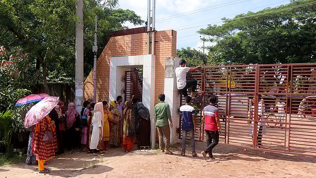 ১২ দফা দাবিতে বিক্ষোভ মিছিল ও বিশ্ববিদ্যালয়ের প্রধান ফটকে তালা ঝুলিয়ে দেন পাবনা বিজ্ঞান ও প্রযুক্তি বিশ্ববিদ্যালয়ের শিক্ষার্থীরা। ছবি: হাসান মাহমুদ